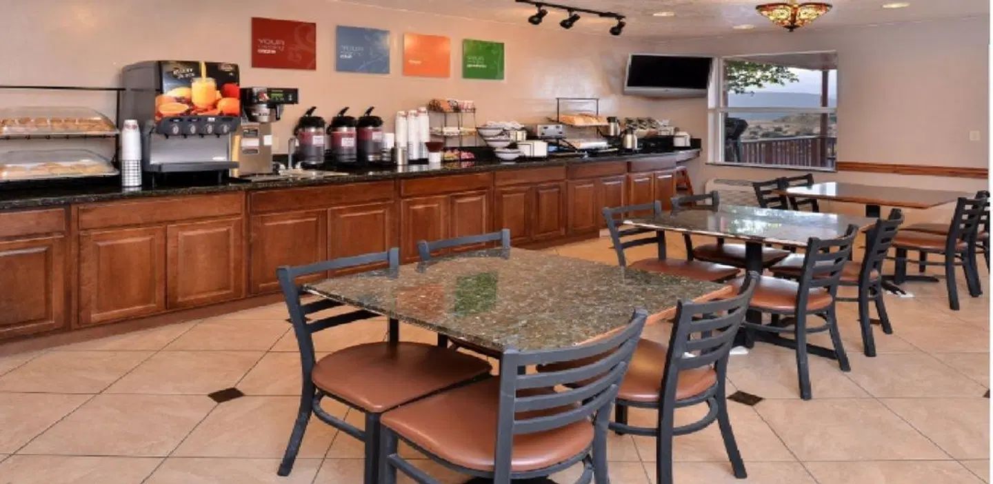 Quality Inn Zion Park Area Bar