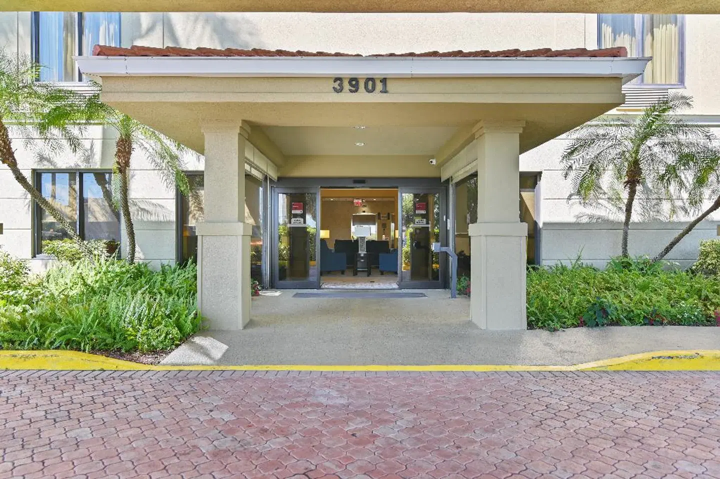 Comfort Suites Miami EXTERIOR