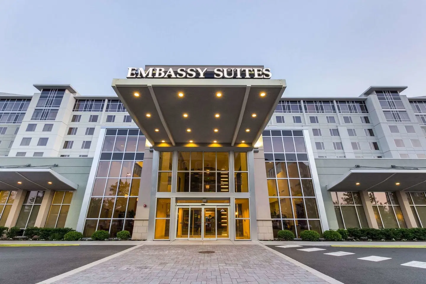 Embassy Suites by Hilton Newark Airport EXTERIOR