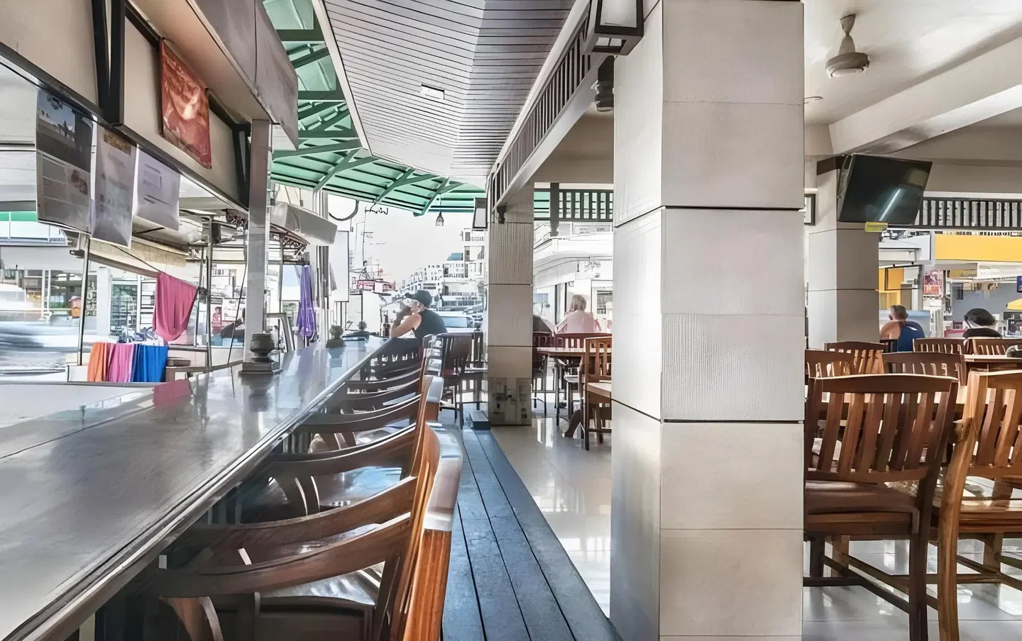Nikom Court Bar
