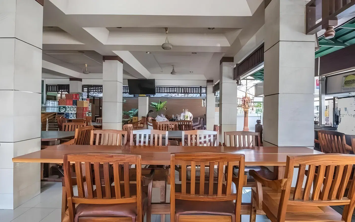 Nikom Court Bar