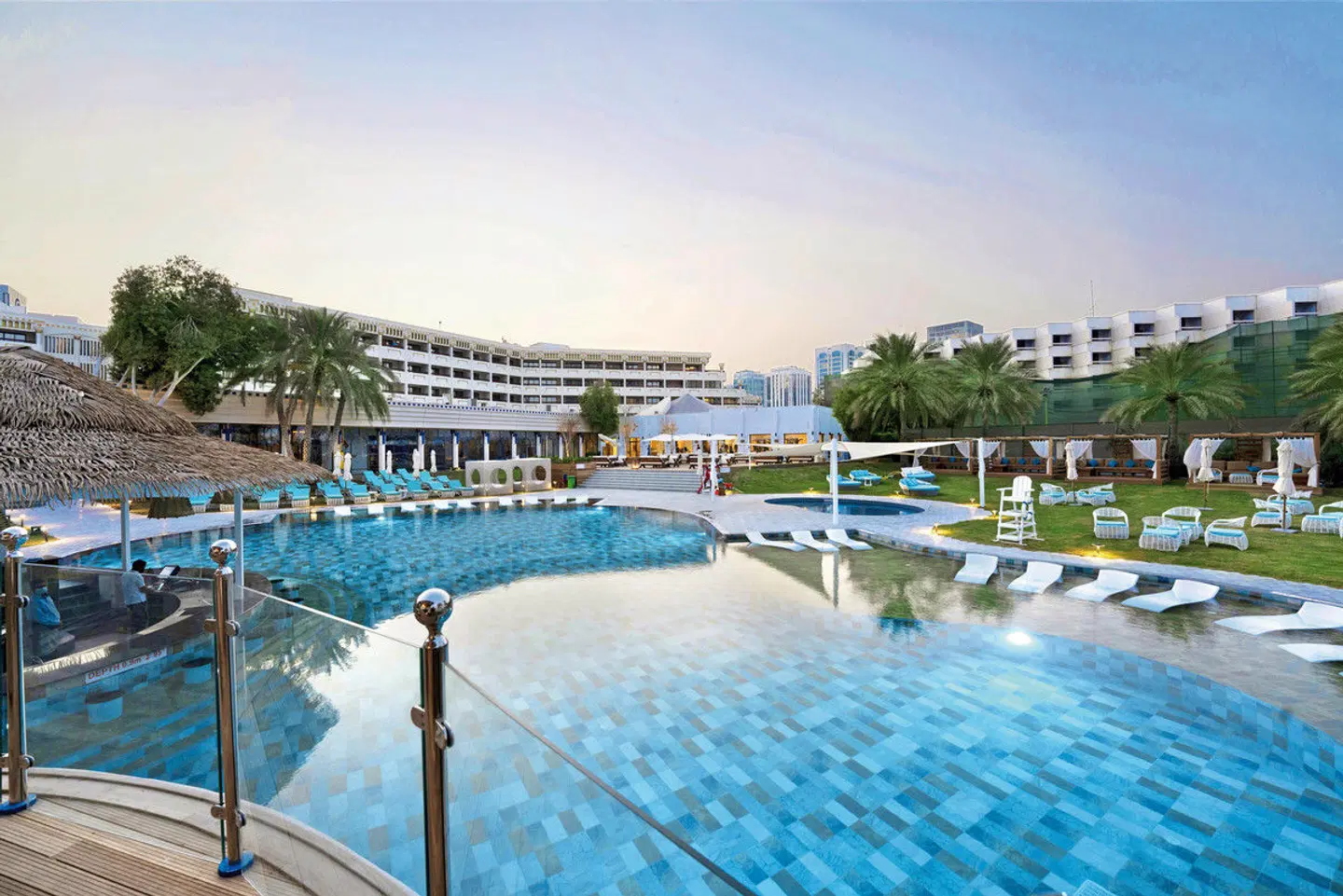 Le Méridien Abu Dhabi OUTDOOR_POOL