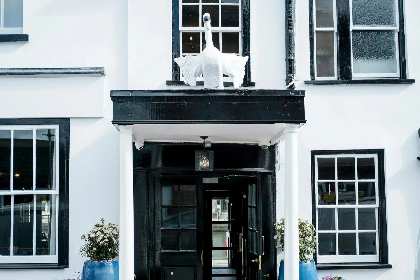 The Swan Hotel Staines EXTERIOR