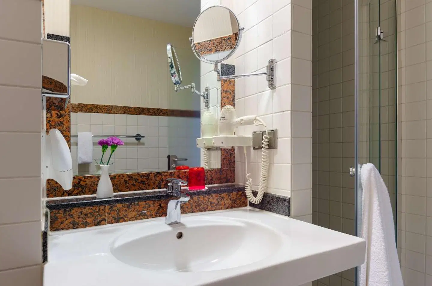 Premier Inn Köln City Mediapark Badezimmer
