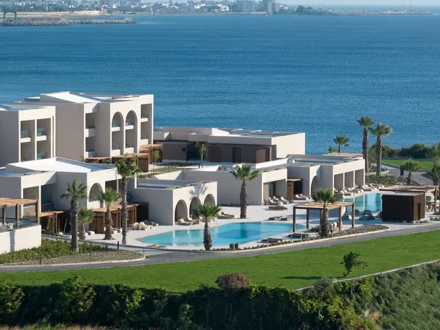 Ella Elissa EXTERIOR
