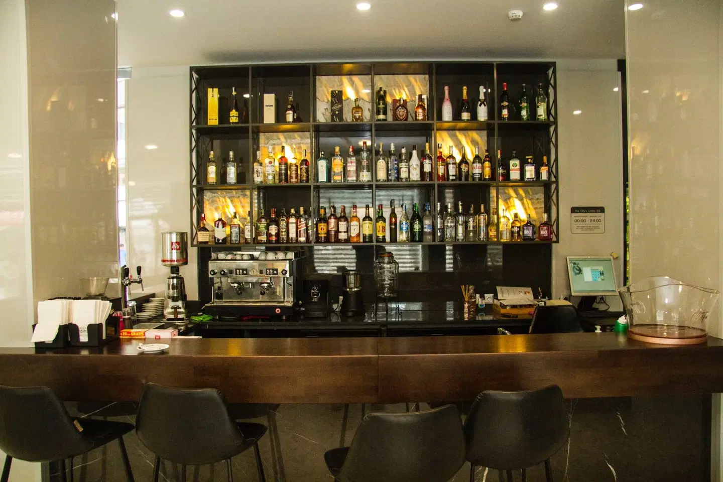 Best Western PLUS Premium Inn Bar