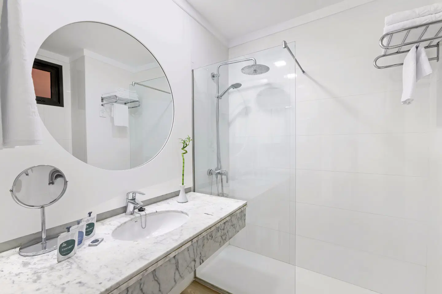 MUR Hotel Neptuno Badezimmer