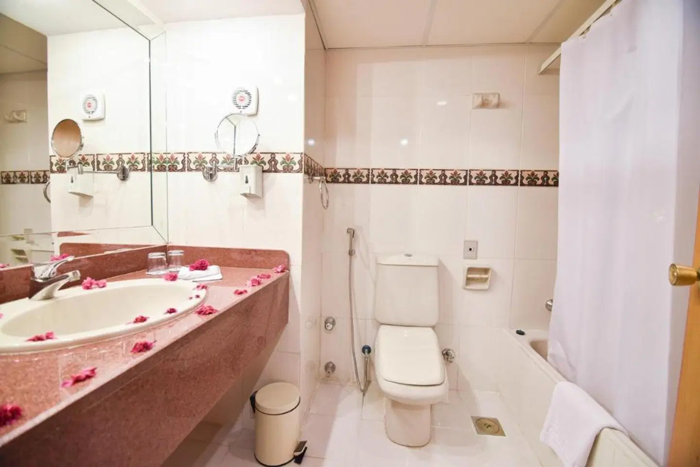 MG Alexander The Great Hotel Badezimmer