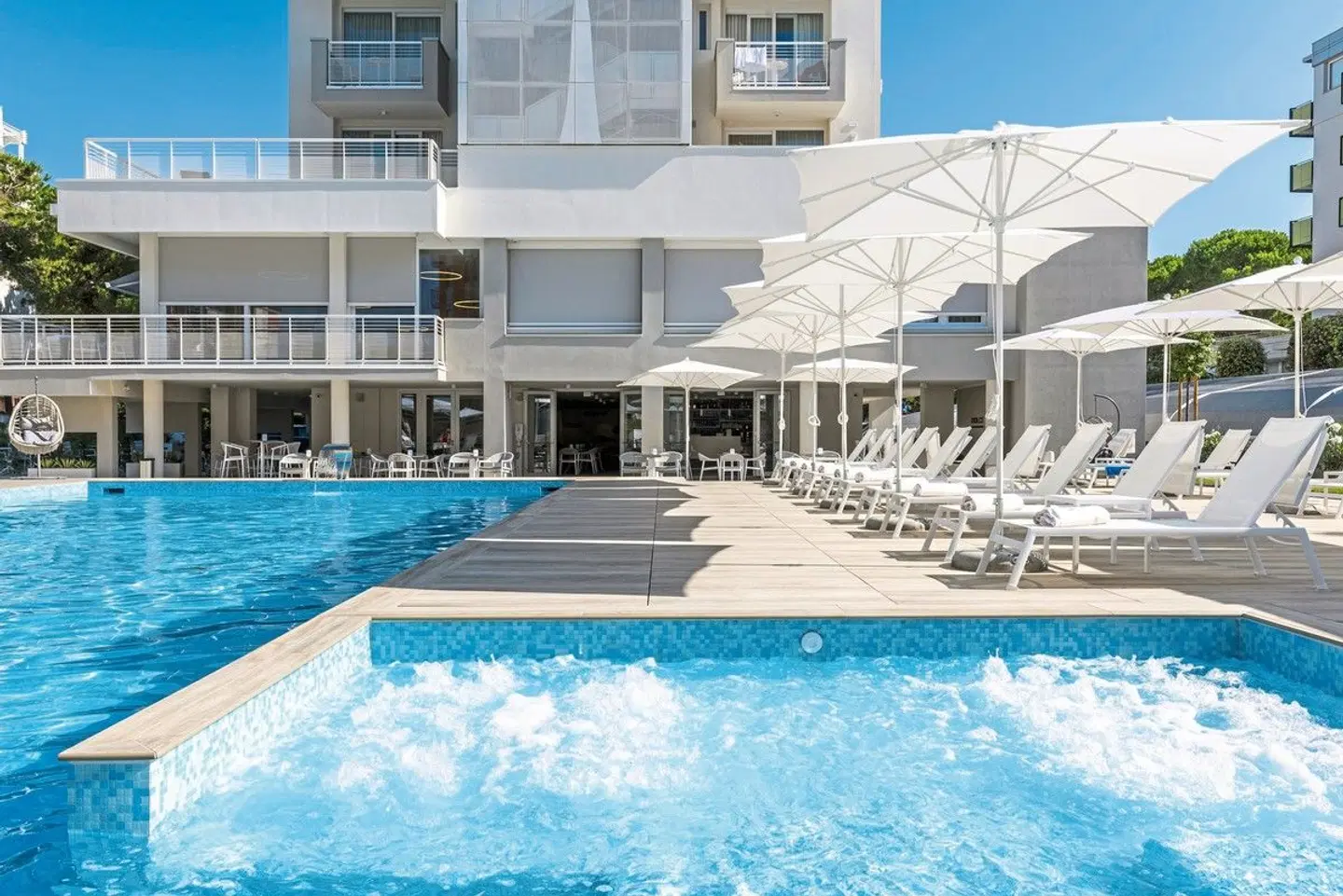 Life Hotel OUTDOOR_POOL