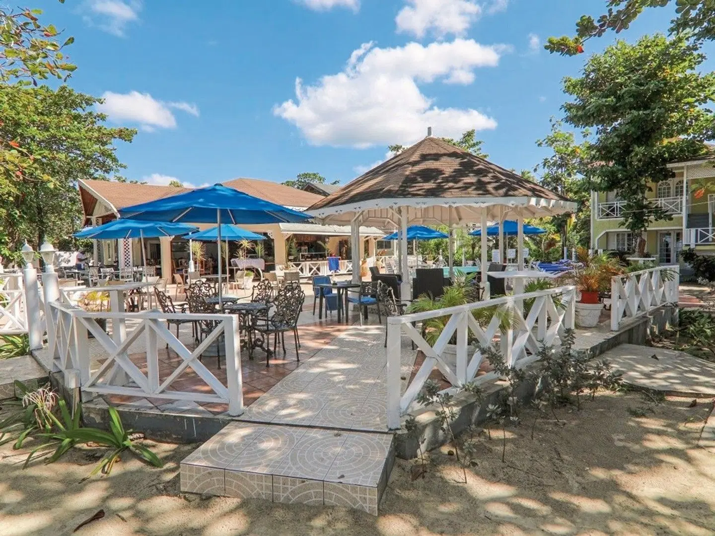 Merril's Beach Resort TERRACE