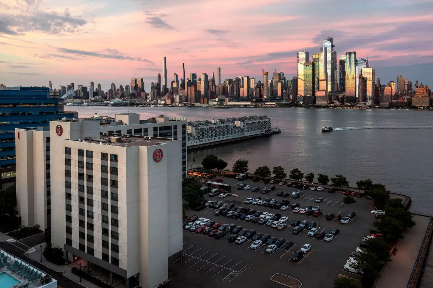 Sheraton Lincoln Harbor Hotel Strand