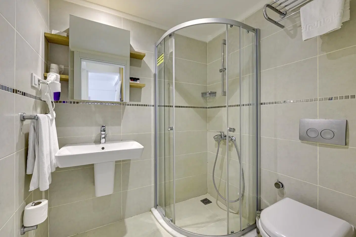 Ramada Hotel & Suites by Wyndham Kusadasi Badezimmer