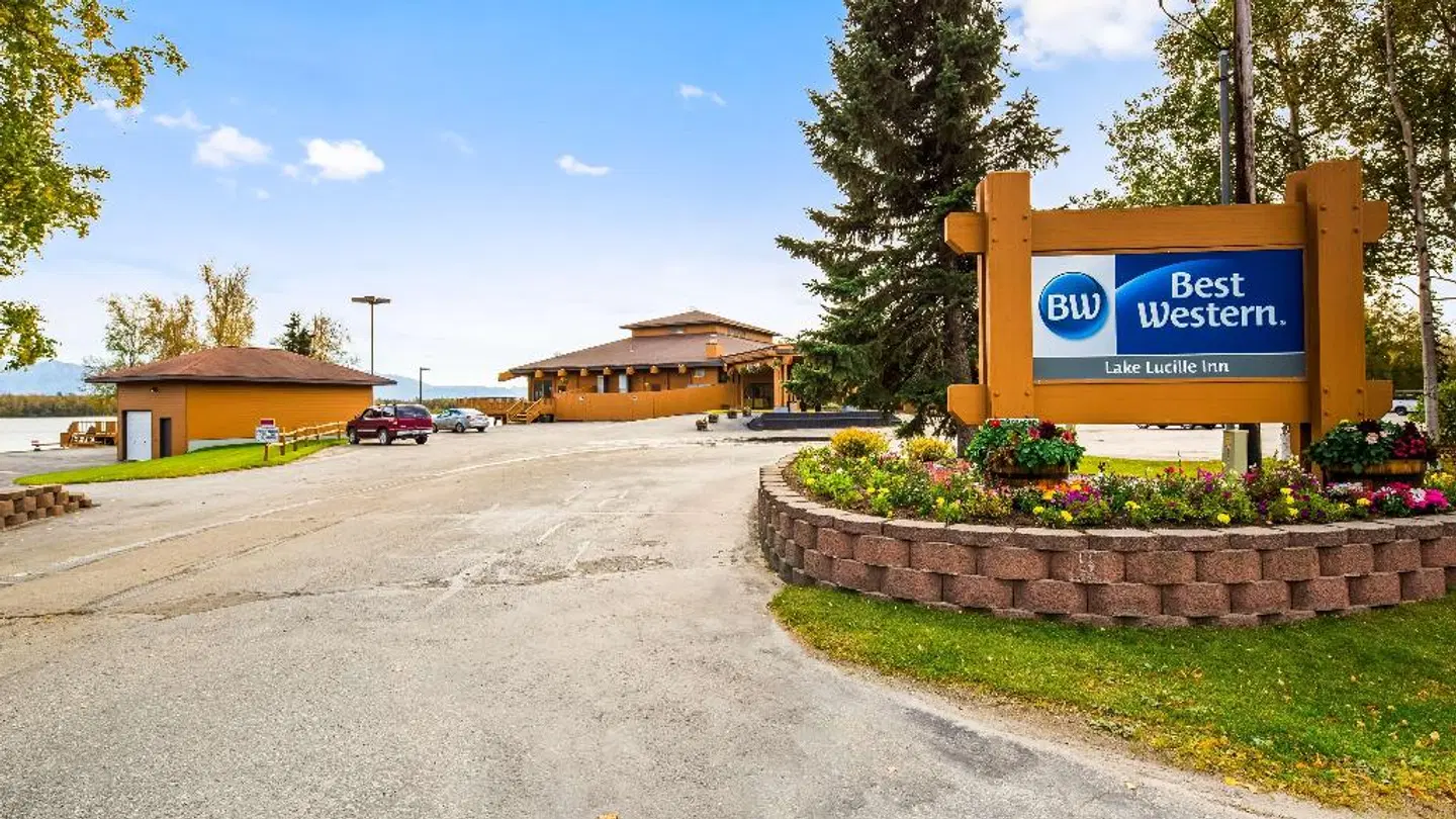 Best Western Lake Lucille Inn EXTERIOR