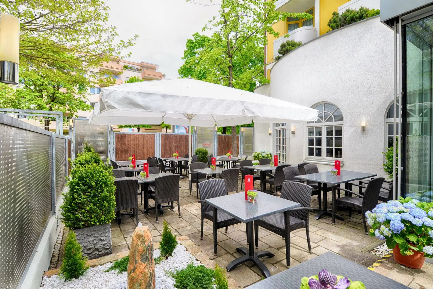 Leonardo Hotel & Residenz München Terrasse