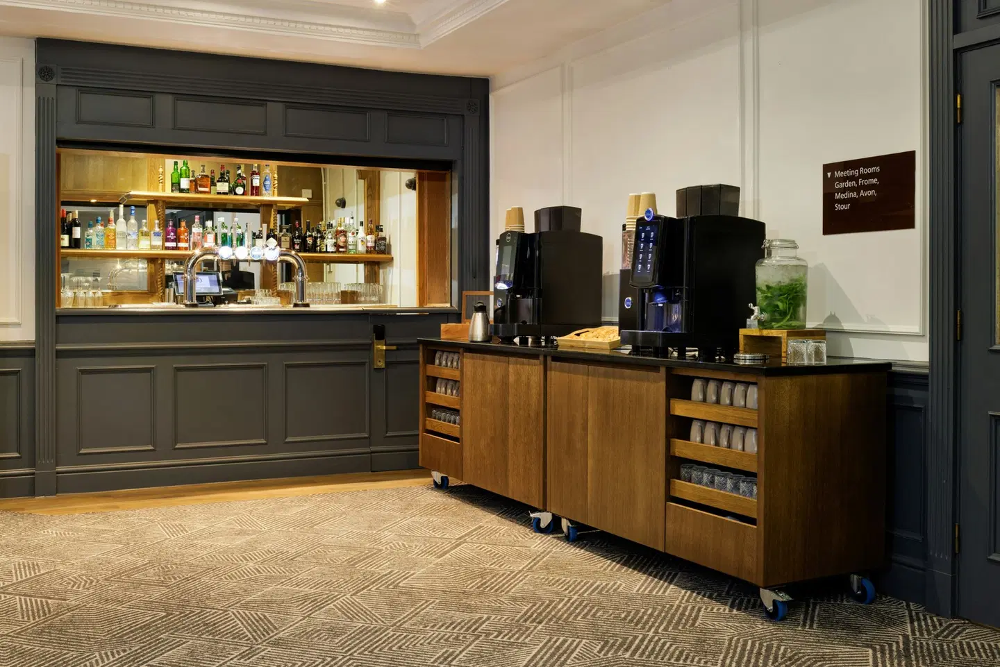 DoubleTree by Hilton Hotel Southampton Bar
