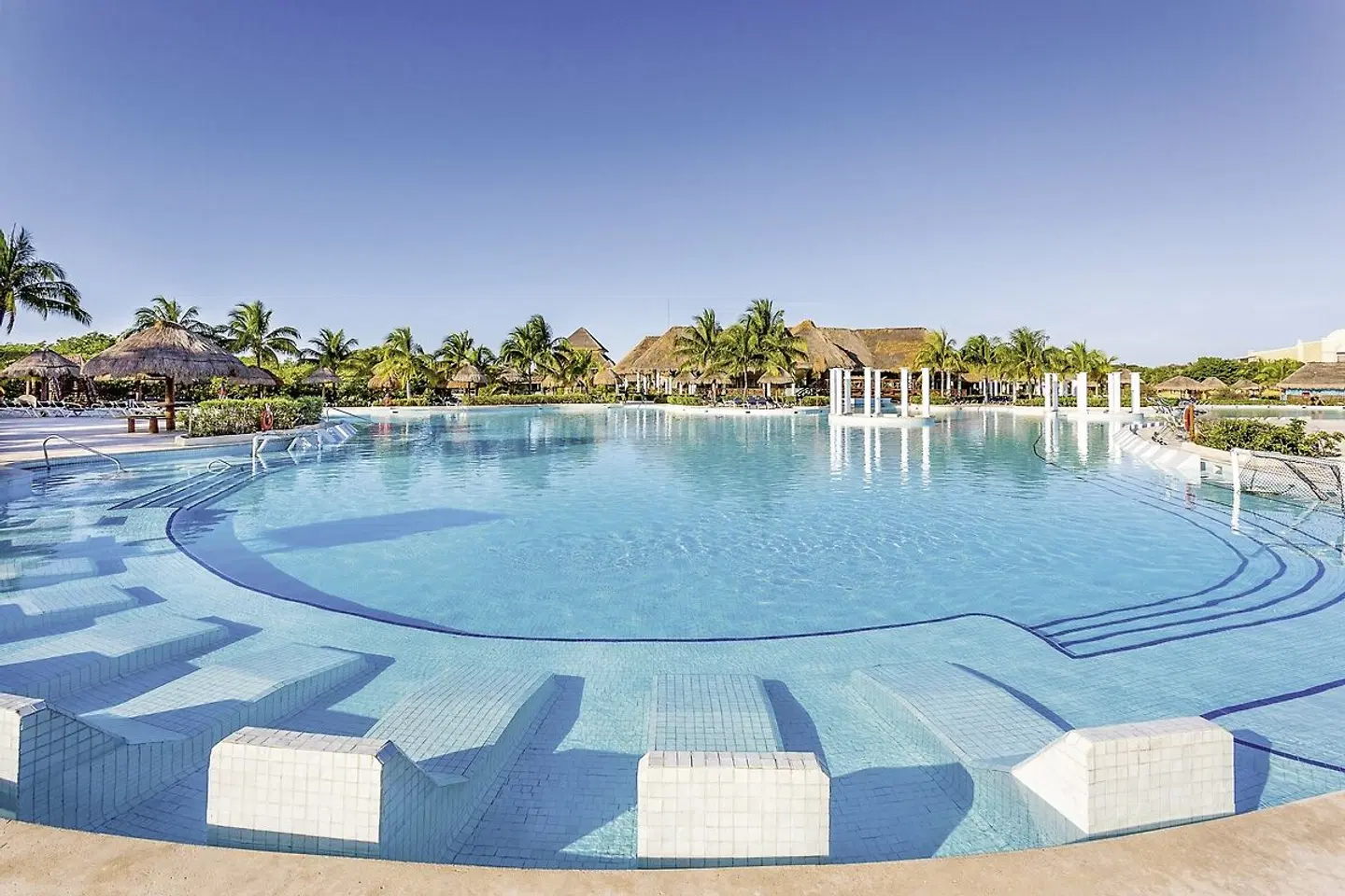 Grand Palladium Colonial Resort & Spa OUTDOOR_POOL