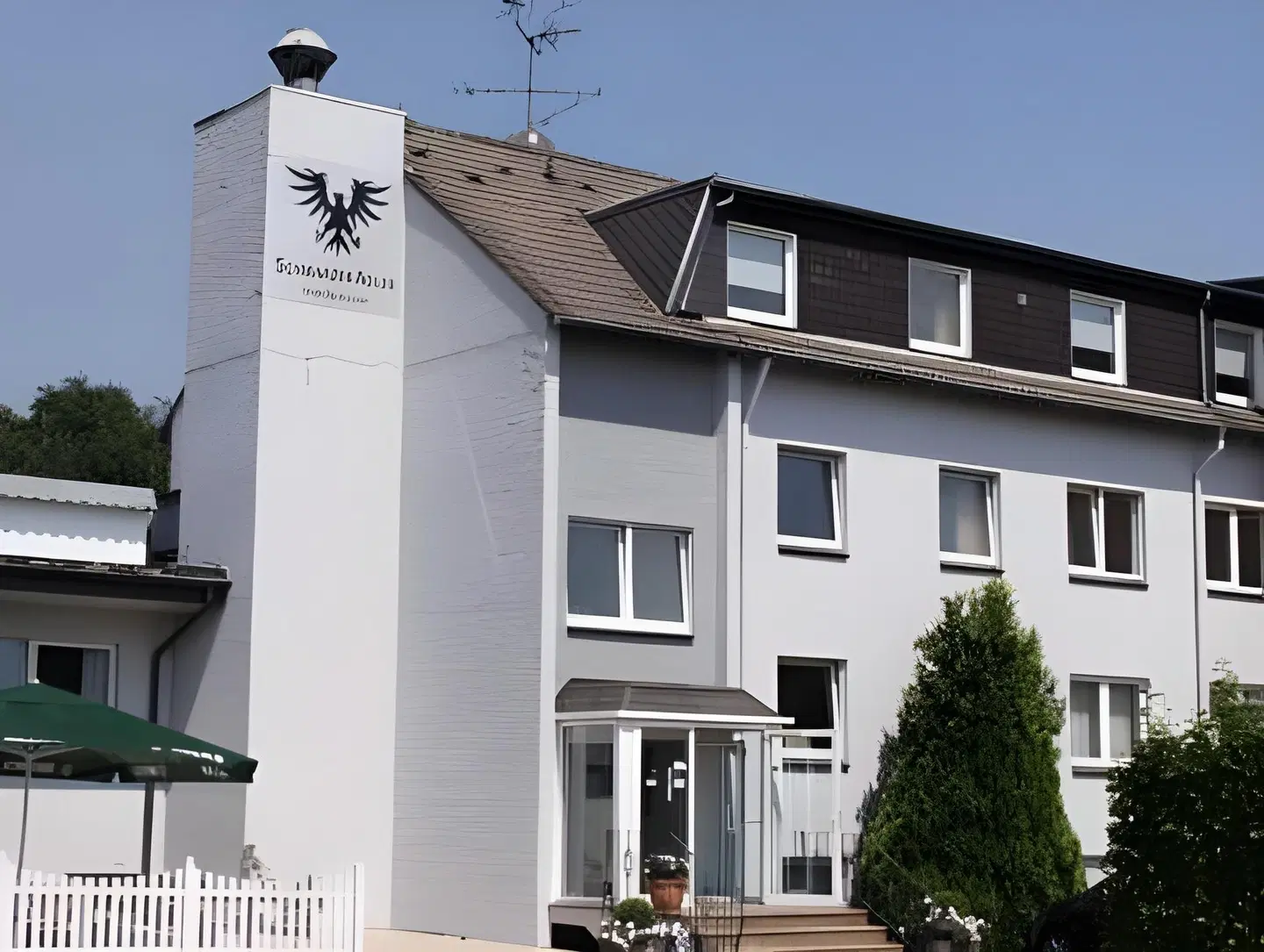 Schwarzer Adler EXTERIOR