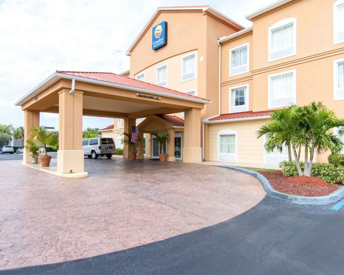 Comfort Inn & Suites EXTERIOR