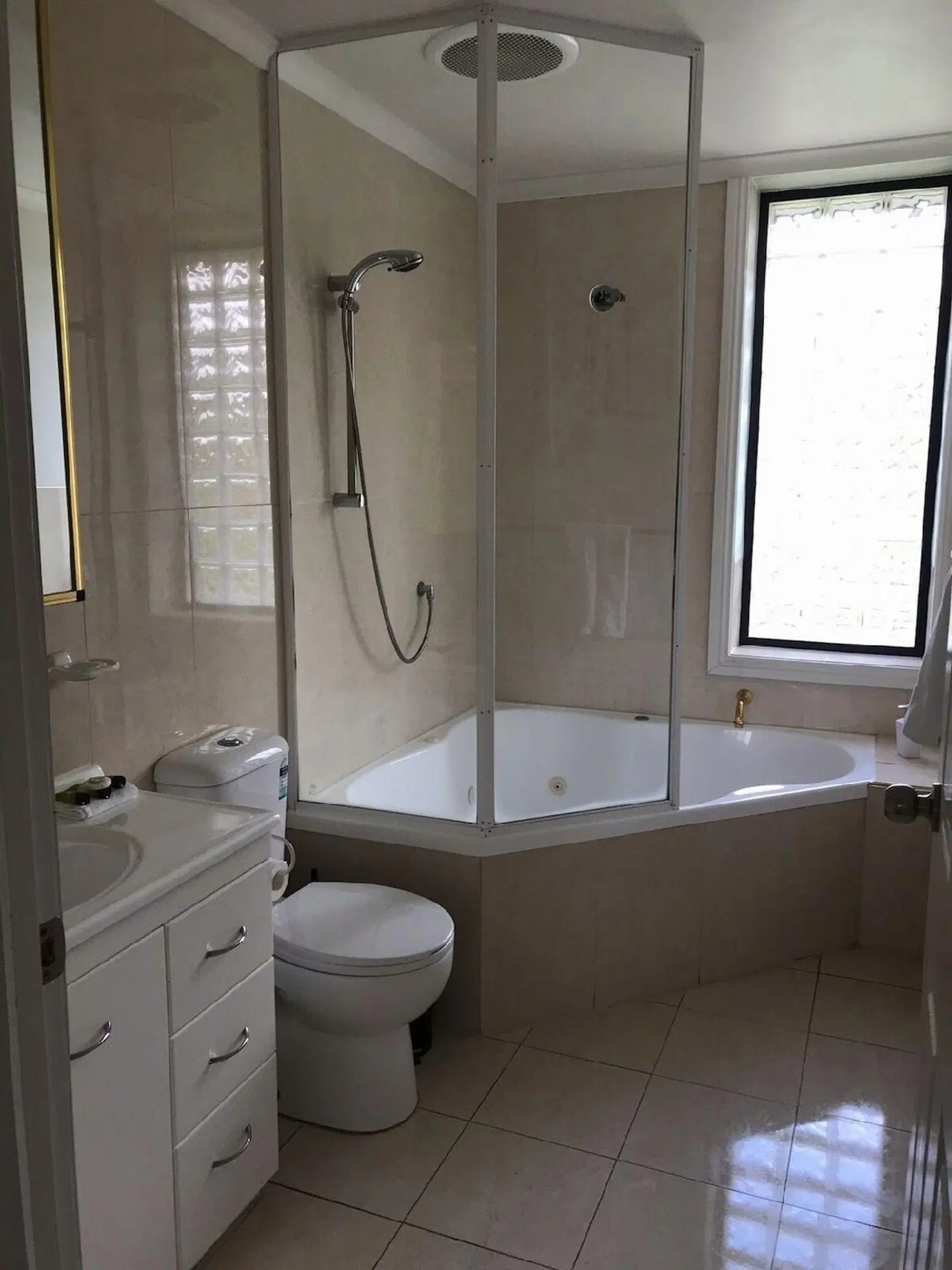 Georges Bay Apartments Badezimmer
