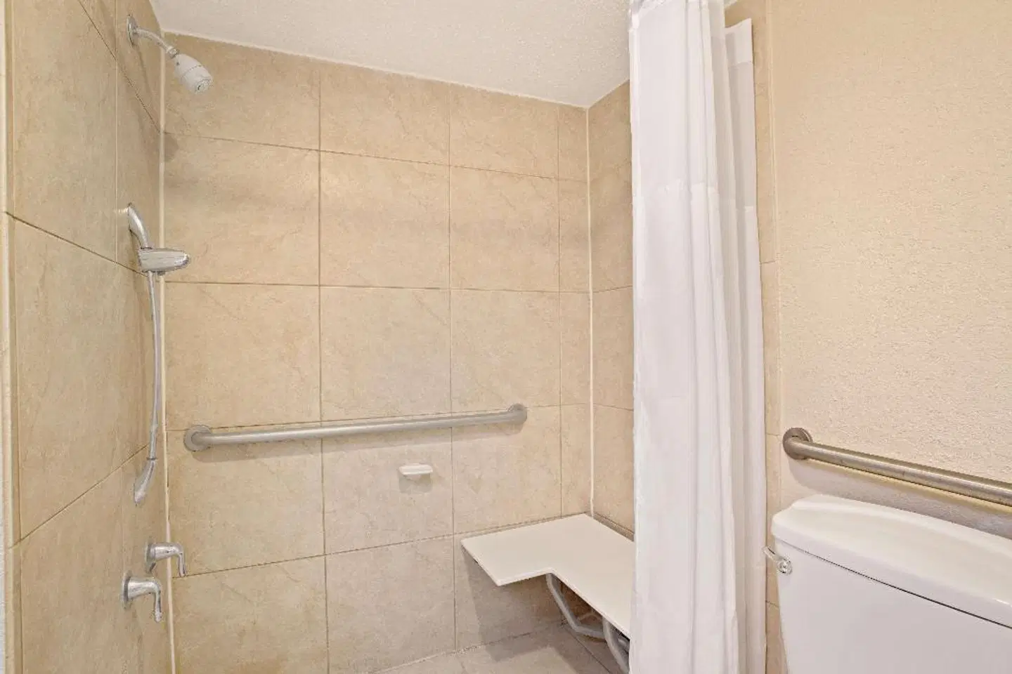 Days Inn by Wyndham Orlando Airport Florida Mall Badezimmer
