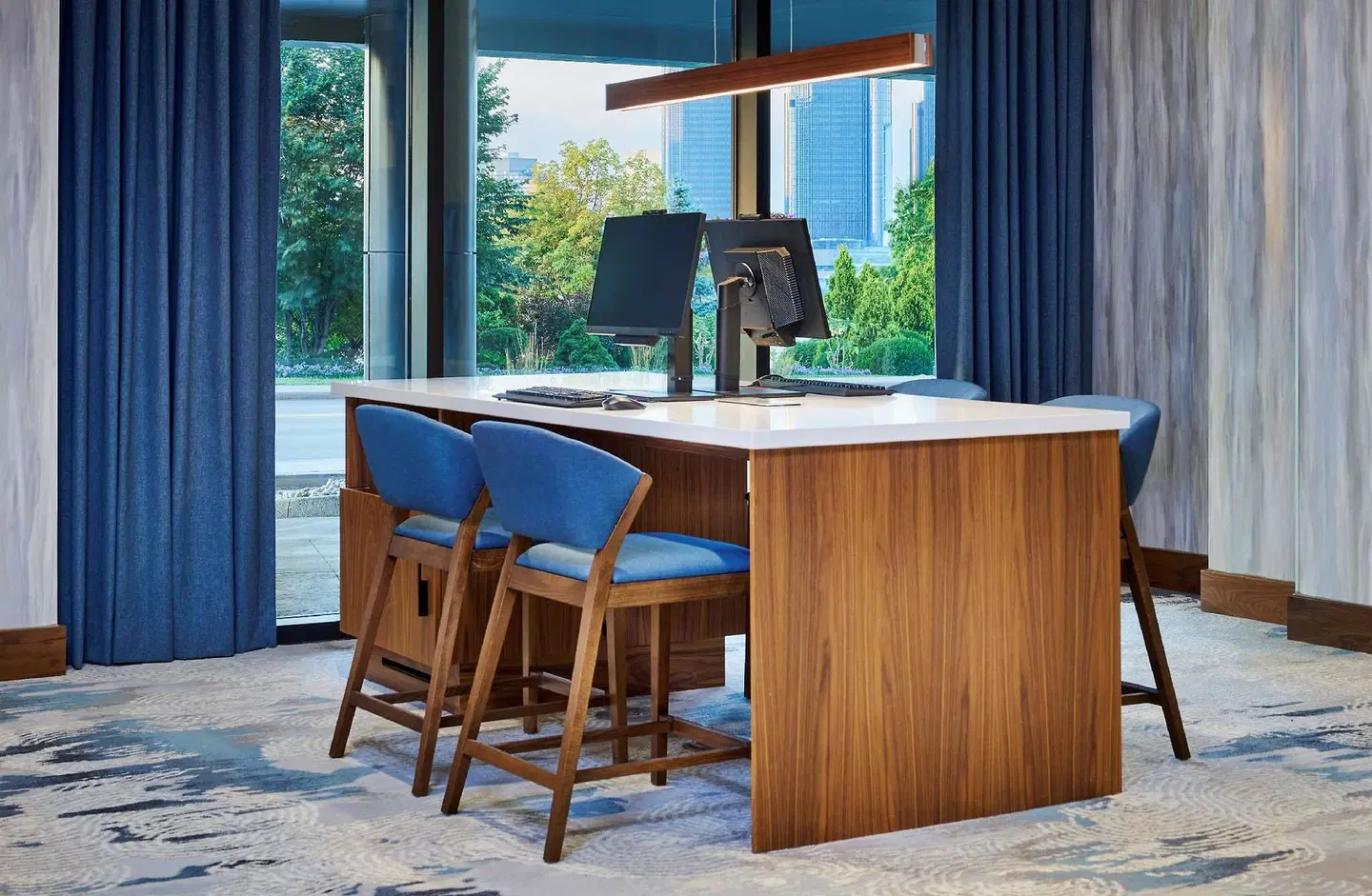DoubleTree by Hilton Windsor Hotel & Suites Bar
