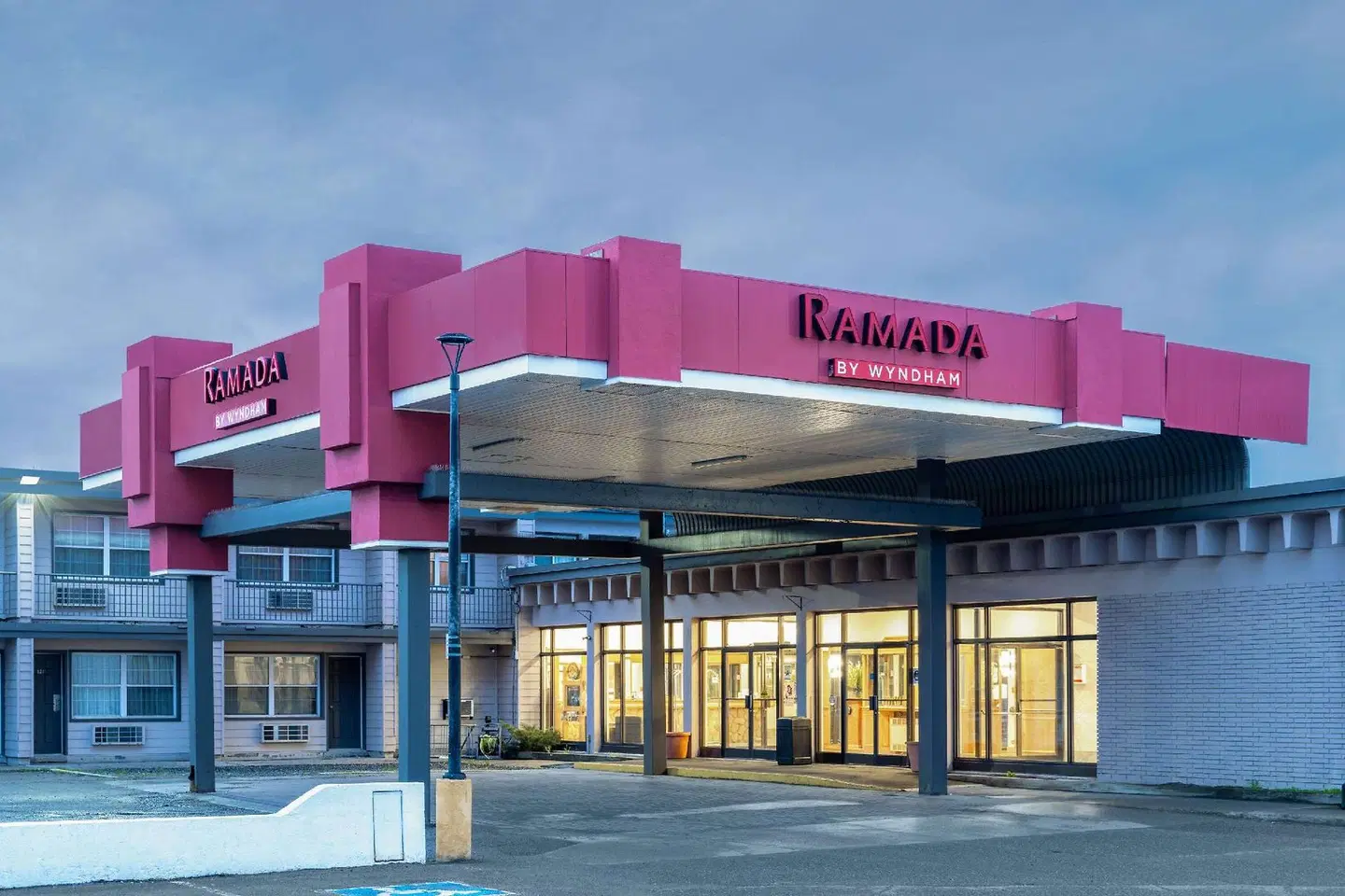 Ramada by Wyndham Thunder Bay Airlane Hotel EXTERIOR