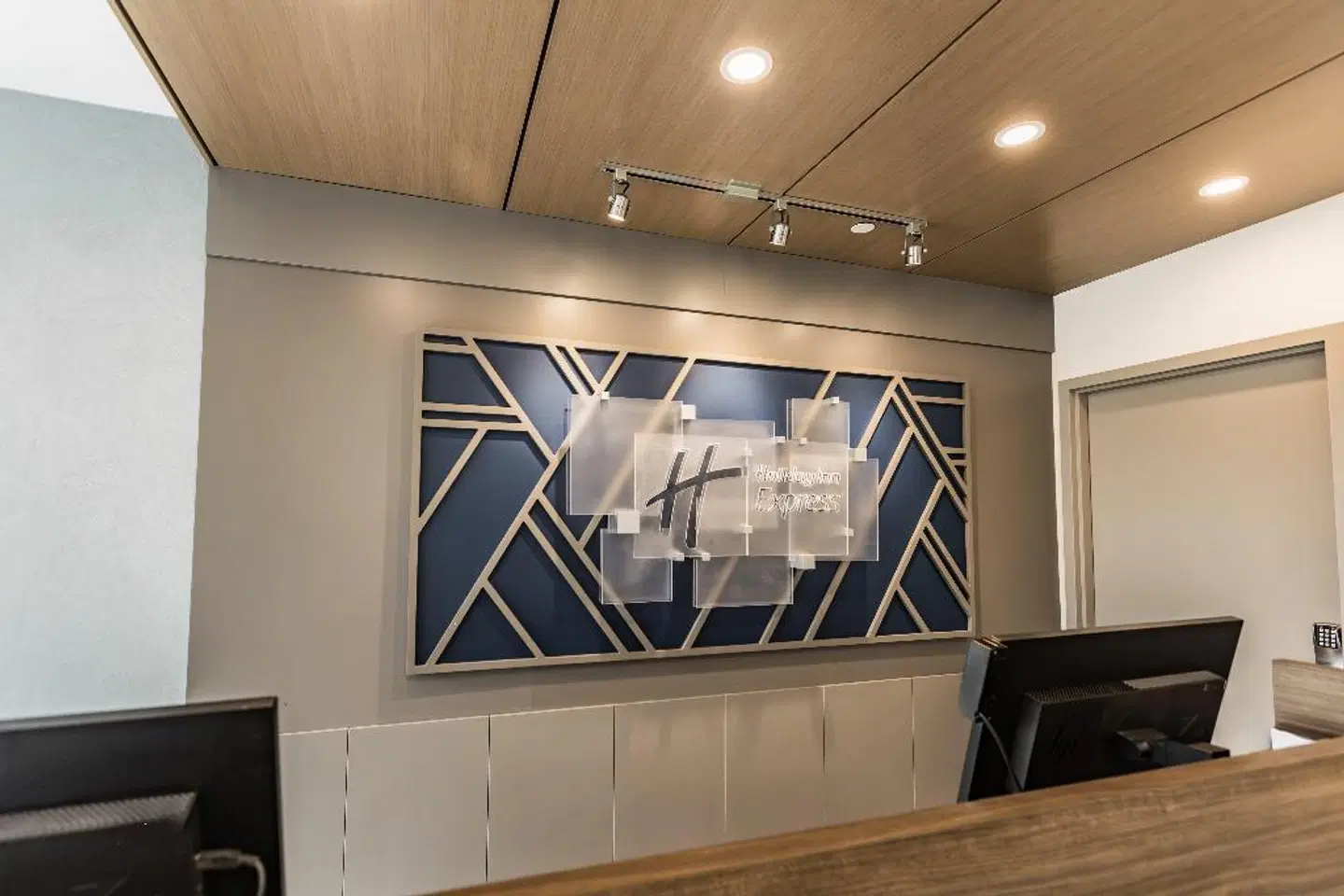 Holiday Inn Express Toronto North York by IHG LOUNGE_LOBBY