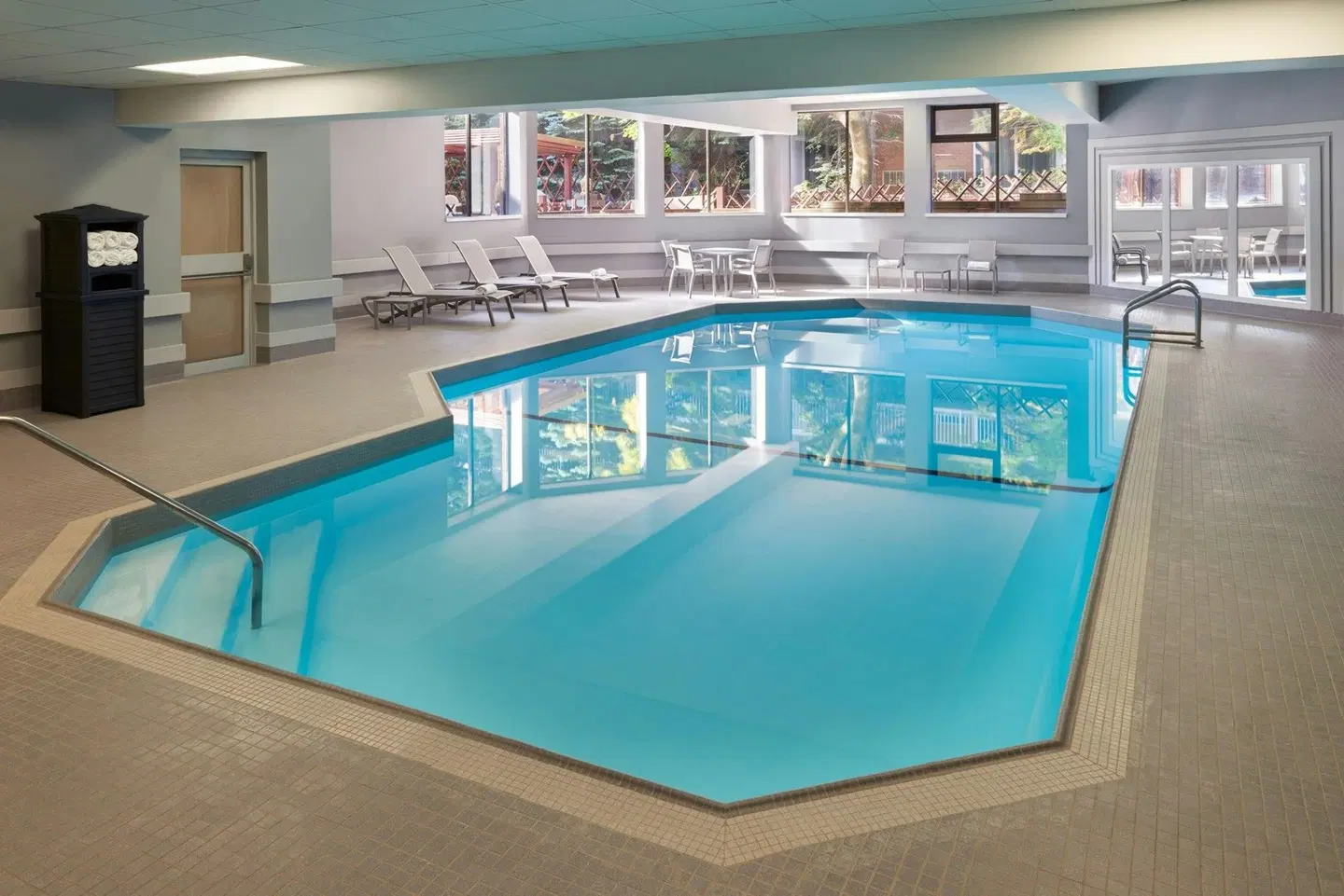 Sheraton Parkway Toronto North Hotel & Suites Hallenbad
