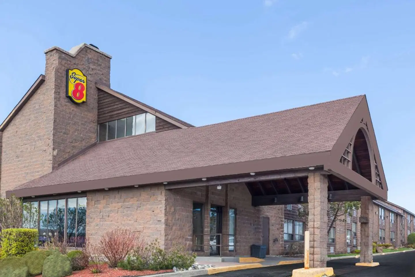 Super 8 by Wyndham Sudbury ON EXTERIOR