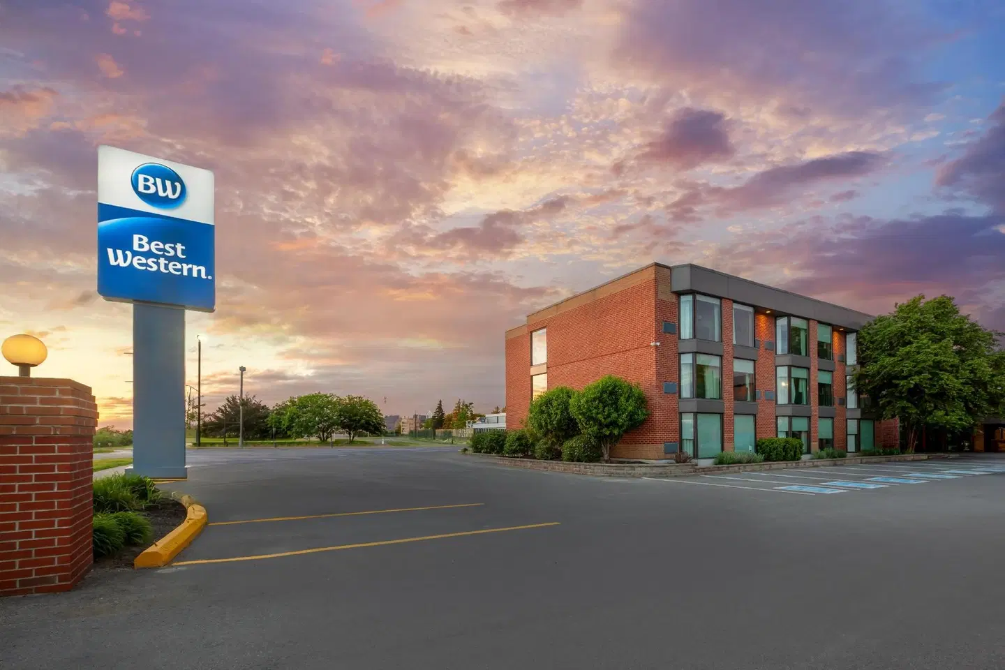 Best Western Belleville EXTERIOR