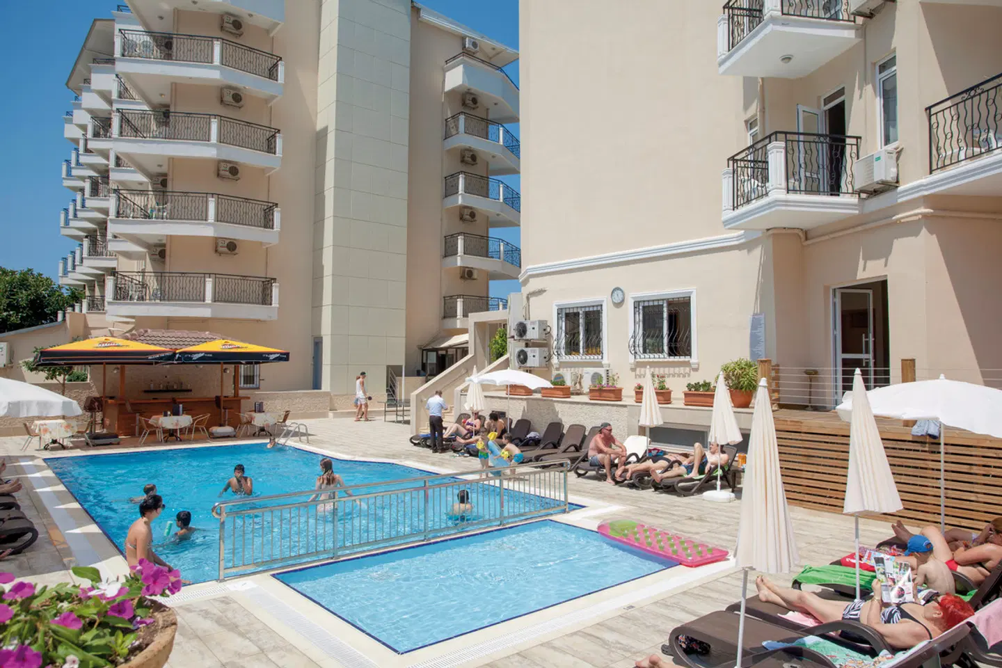 Riviera Hotel & Spa OUTDOOR_POOL