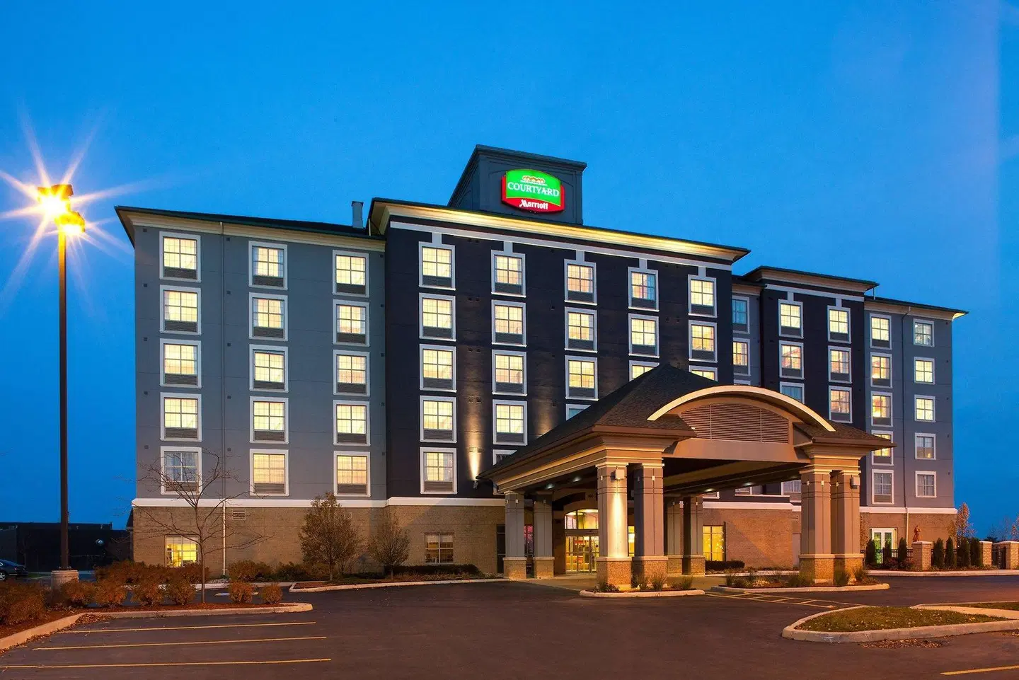 Courtyard by Marriott London EXTERIOR