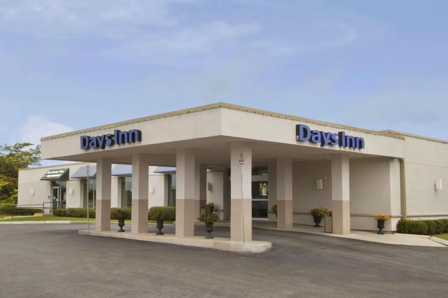 Days Inn by Wyndham London EXTERIOR