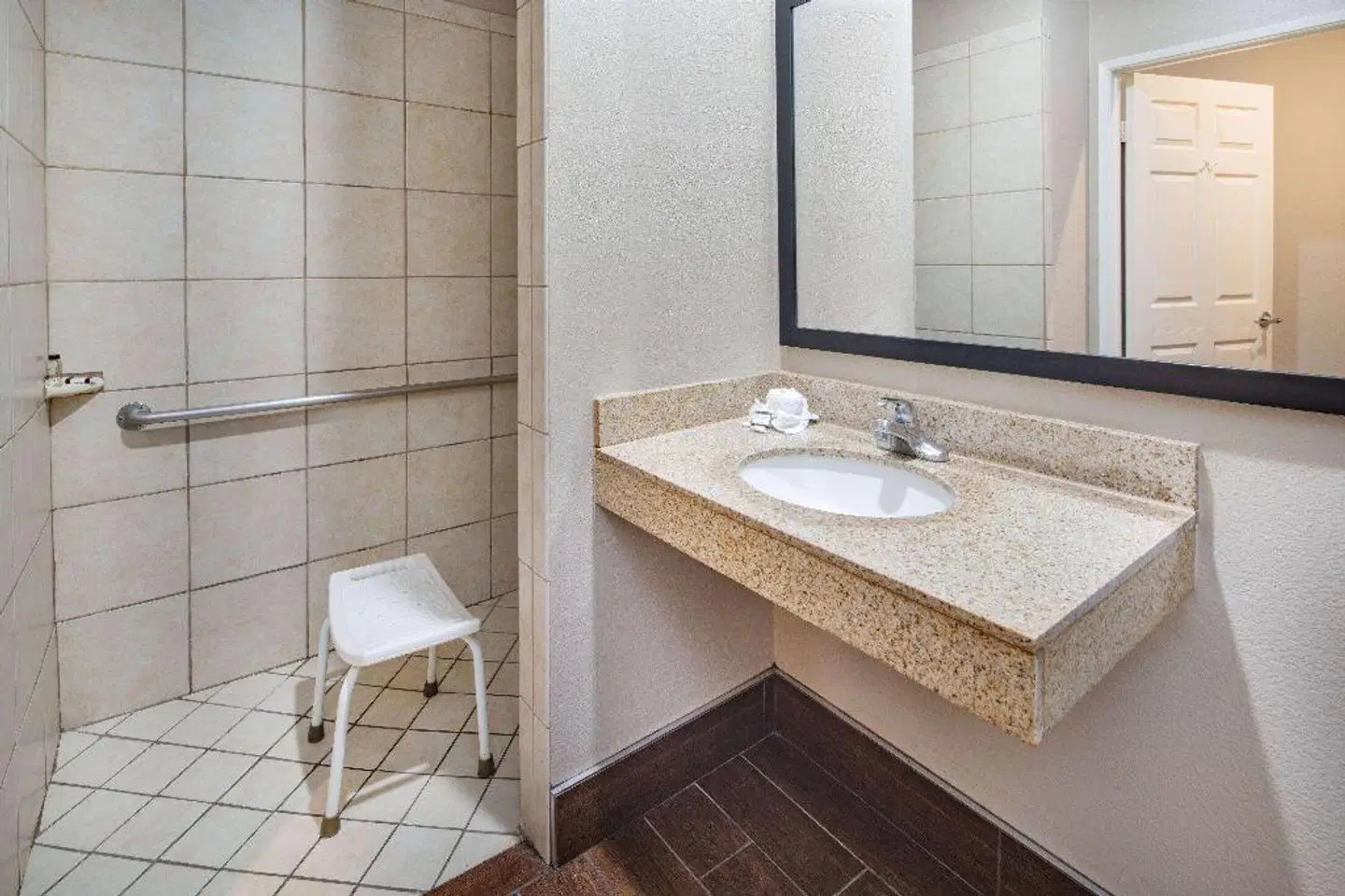 Super 8 by Wyndham North Hollywood Badezimmer