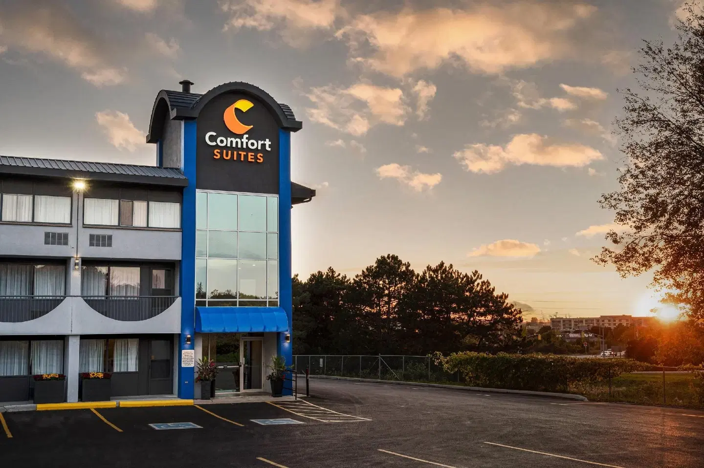 Comfort Suites Kingston Central EXTERIOR