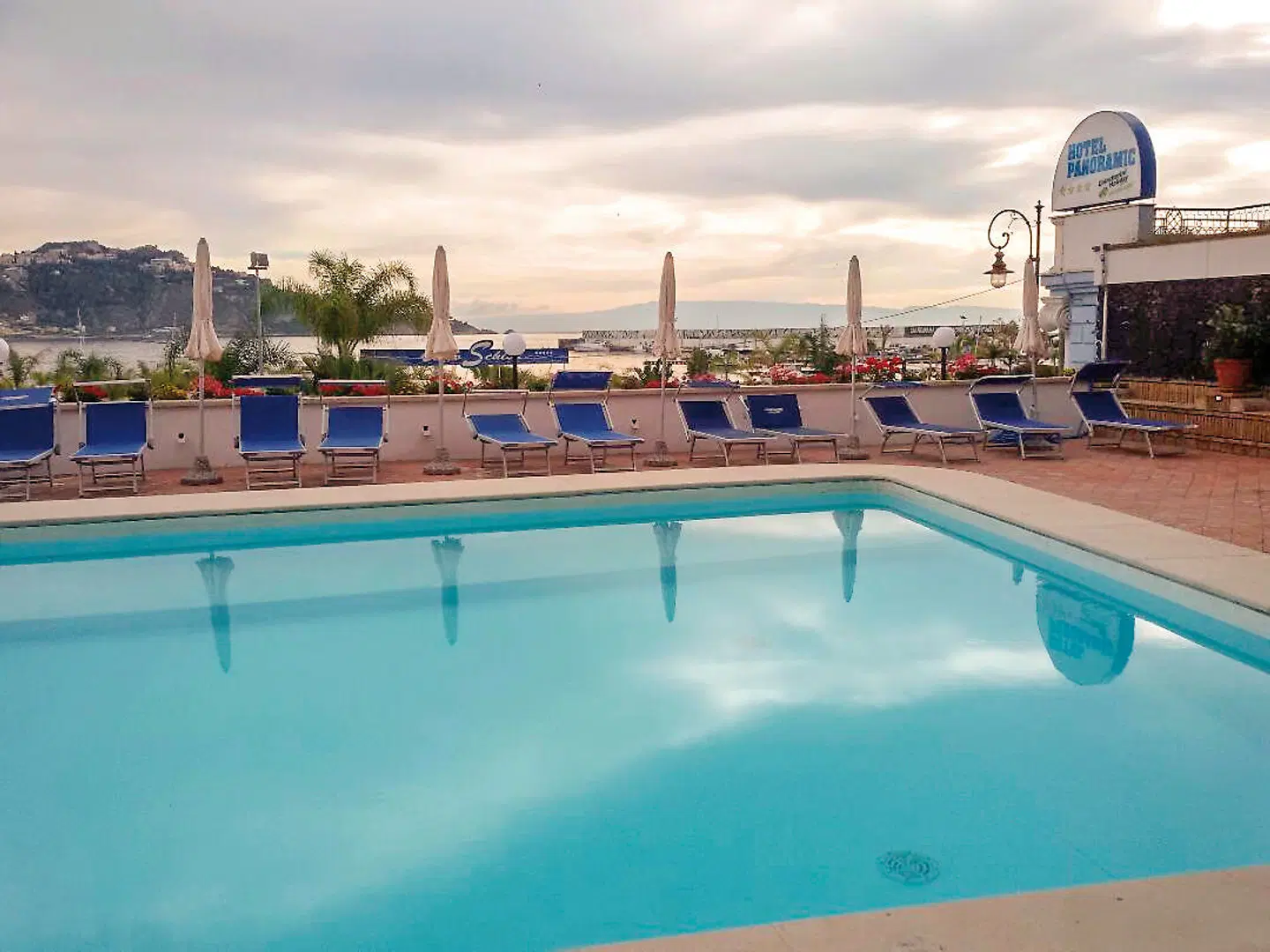 Panoramic OUTDOOR_POOL