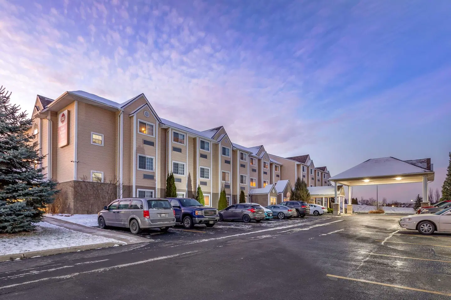Best Western Plus Woodstock Inn & Suites EXTERIOR