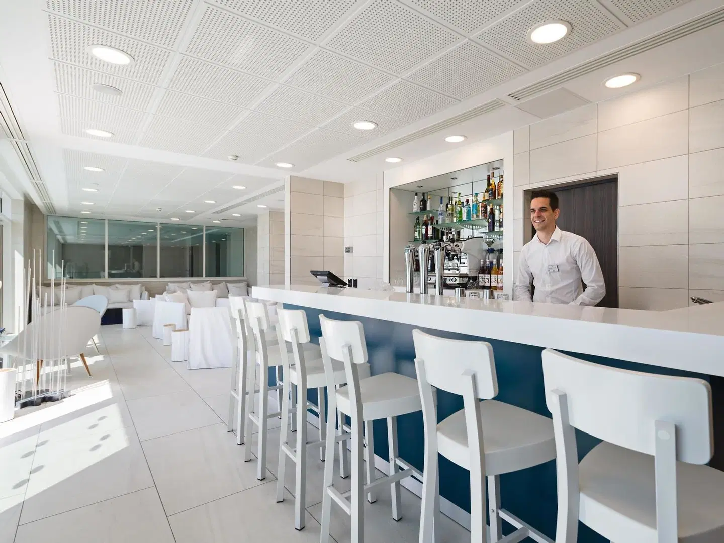 Golden Tulip Marseille Euromed Bar