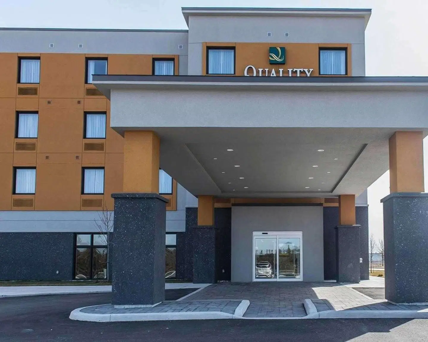 Quality Inn & Suites Kingston EXTERIOR