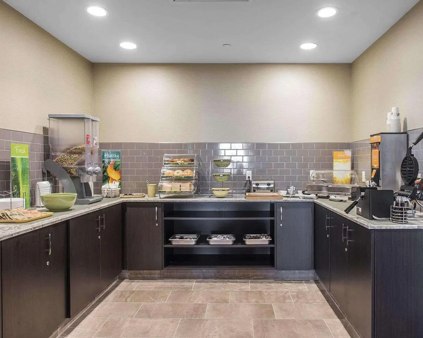Quality Inn & Suites Kingston LOUNGE_LOBBY