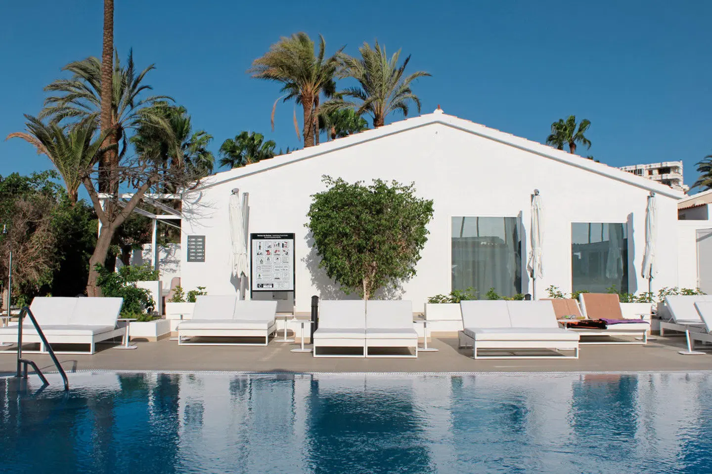 HL Miraflor Suites OUTDOOR_POOL