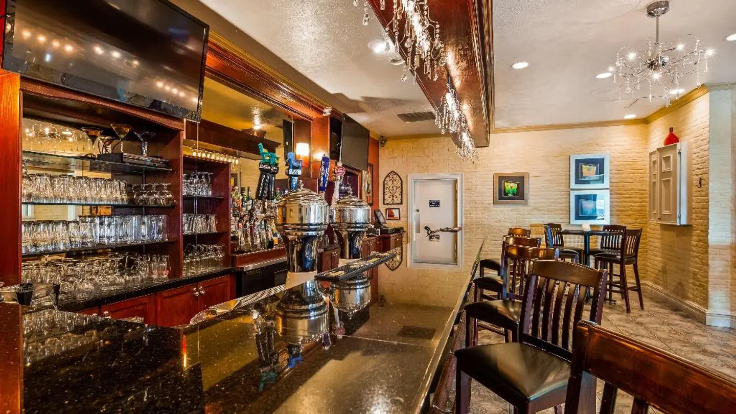 Best Western Plus Mariposa Inn & Conference Centre Bar