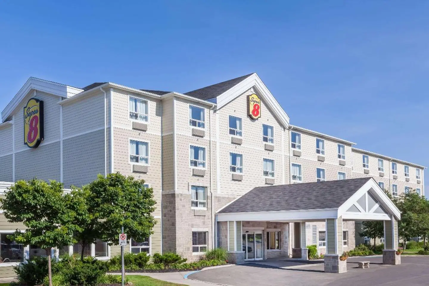 Super 8 Peterborough EXTERIOR