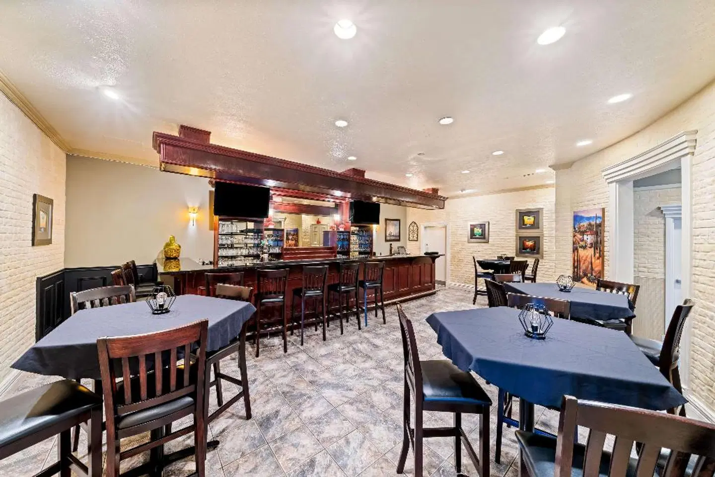 Best Western Plus Mariposa Inn & Conference Centre Bar