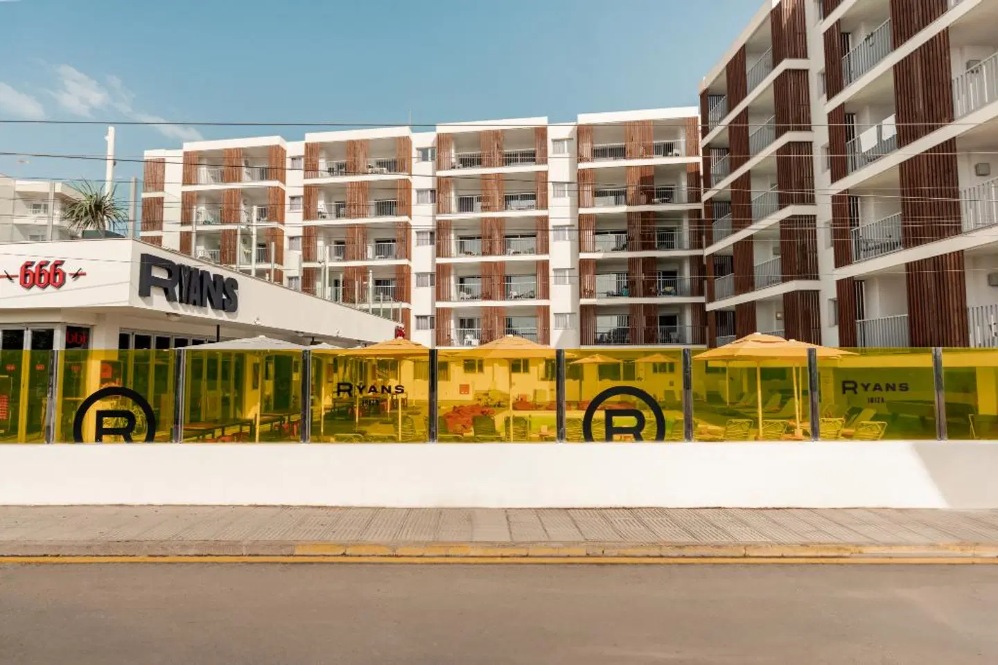 Ryans Ibiza EXTERIOR