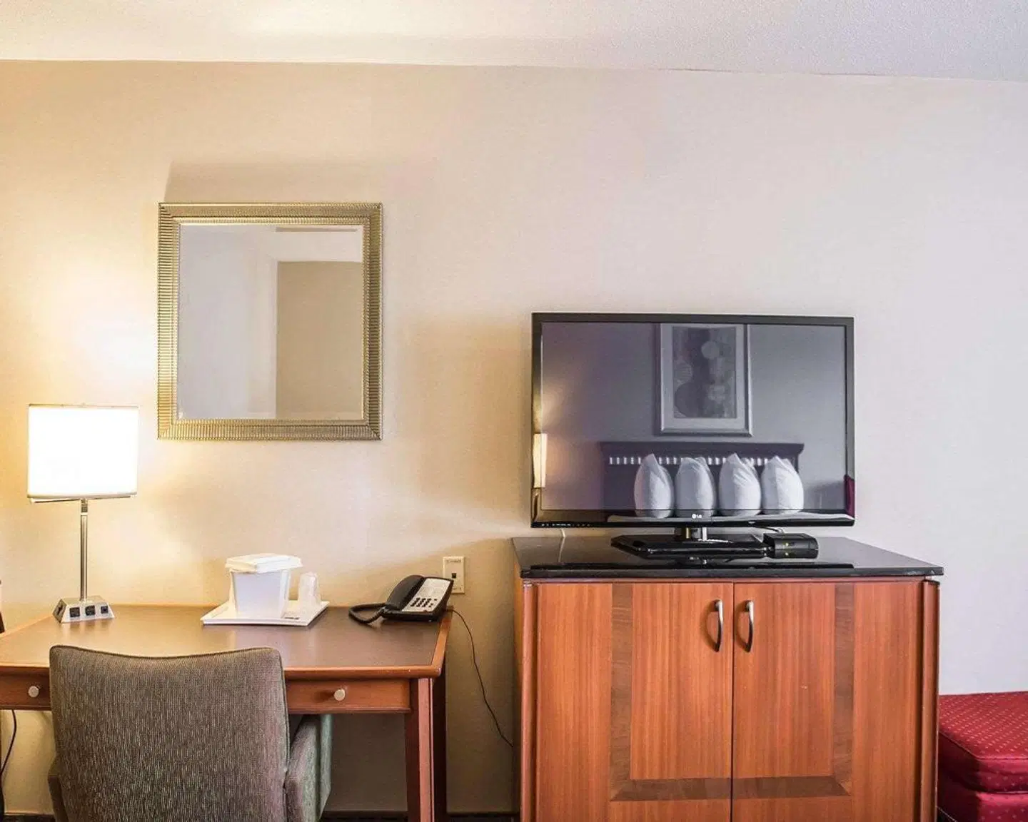 Quality Inn & Suites 1000 Islands ROOM_EXAMPLE