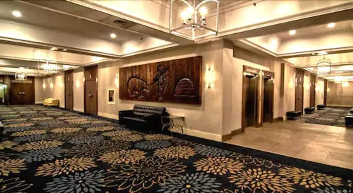 The Senator Hotel & Conference Centre ROOM_EXAMPLE