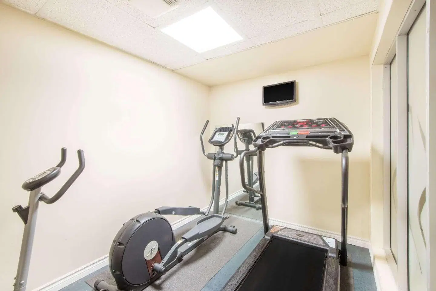 Super 8 by Wyndham Cornwall ON SPORTS_AND_LEISURE