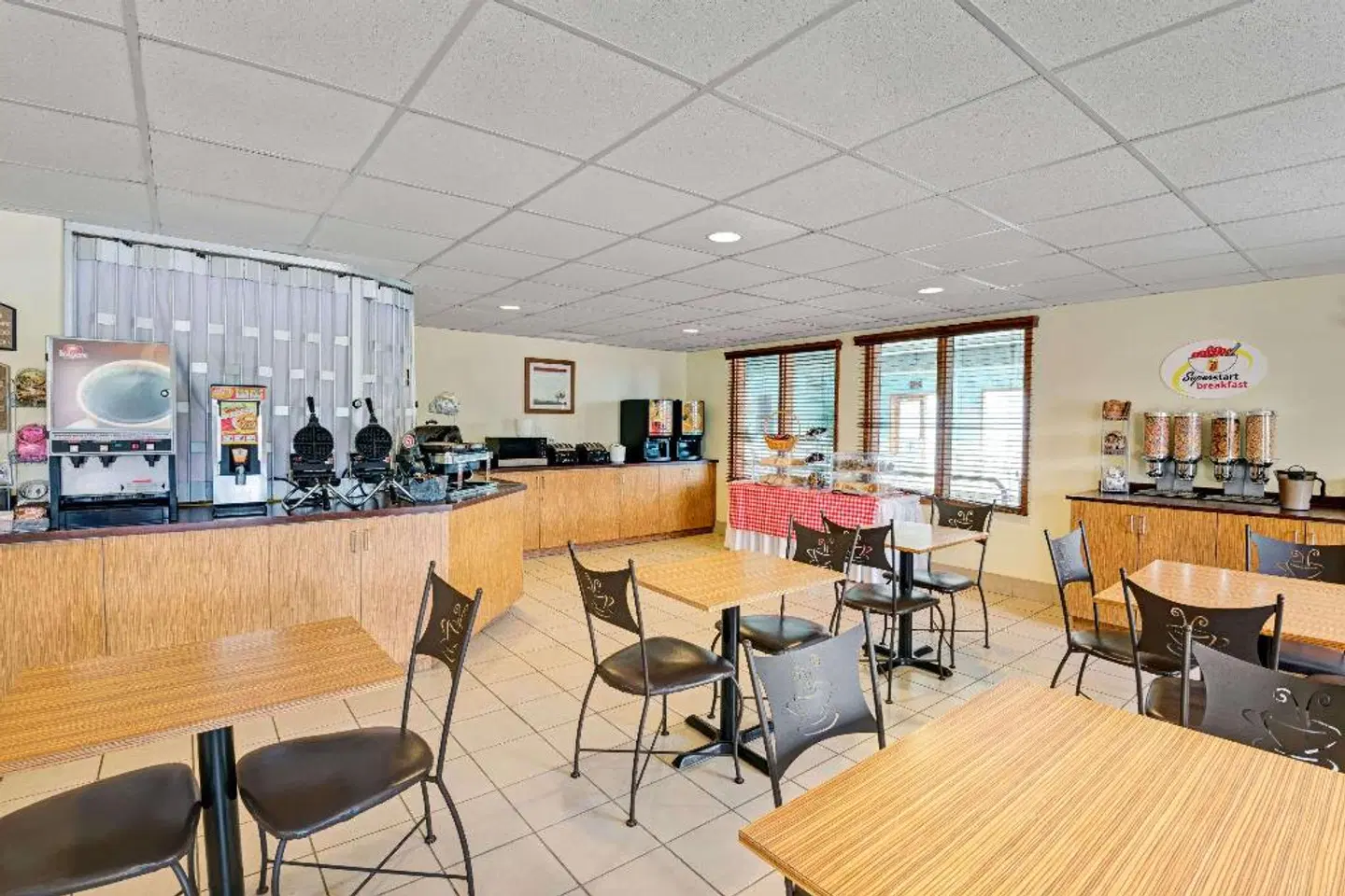 Super 8 by Wyndham Barrie Bar