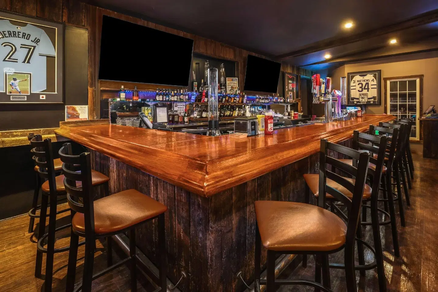 Super 8 by Wyndham Gananoque/Country Squire Resort Bar